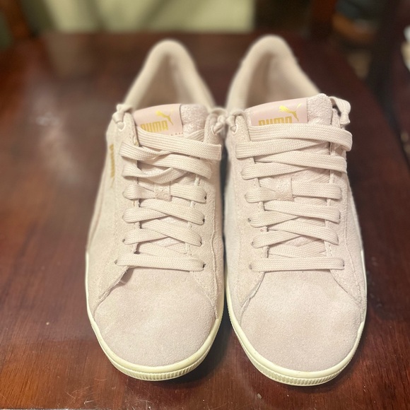 Light Pink Suede Pumas 💖 - Picture 3 of 7